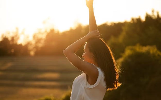 mujer feliz con mucha energía femenina
