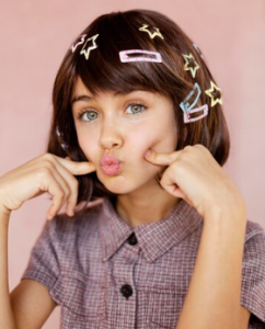 chica guapa con pinzas para el cabello