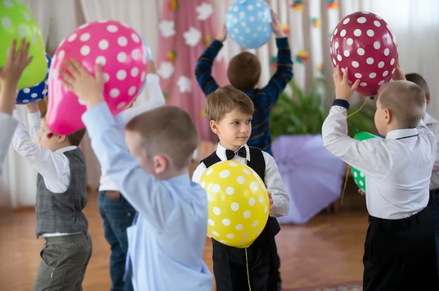 niños alzando globos