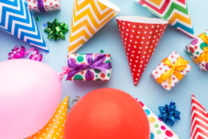 globos, regalos y gorritos de cumpleaños