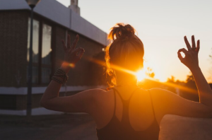 mujer meditando frente al sol