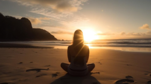 mujer medita a contraluz por el tranquilo amanecer